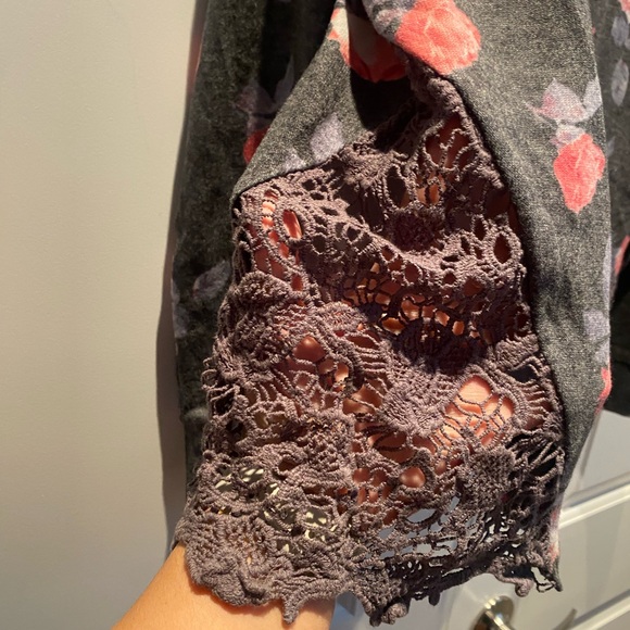 Women’s Floral Top - Picture 3 of 4